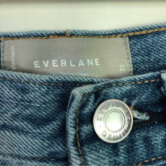 EVERLANE Women's Light Wash Denim Shorts Raw Hem Disstressed Size 23 - Picture 2 of 11